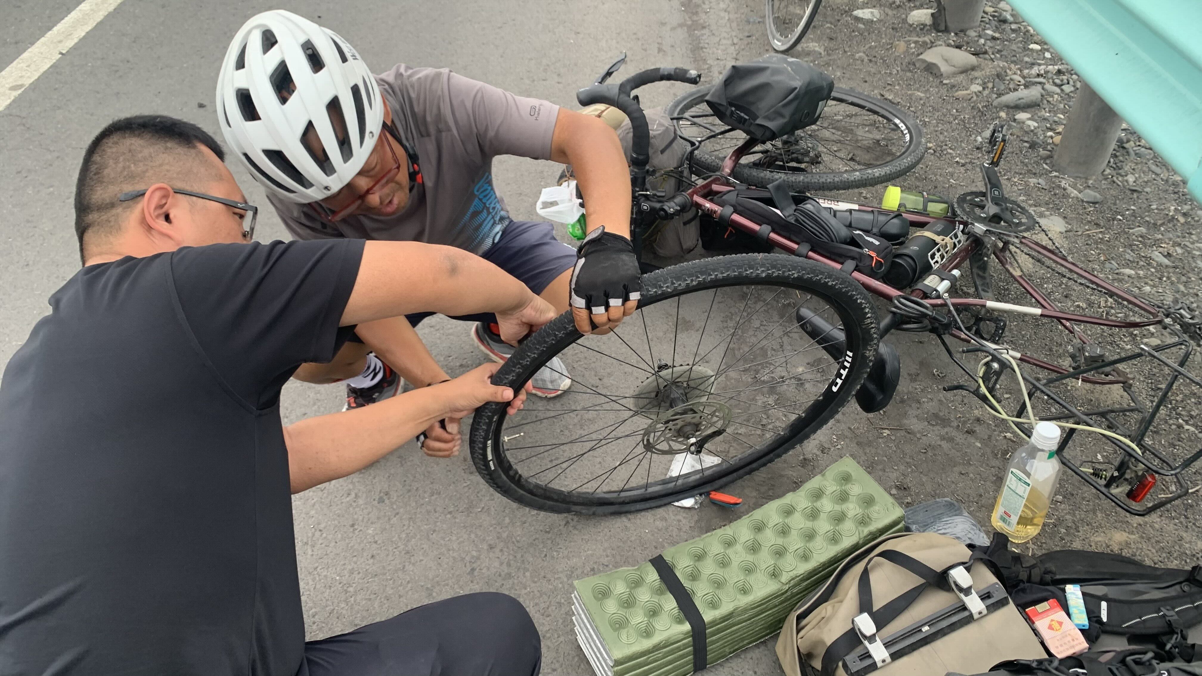 自行車大叔和修車大哥