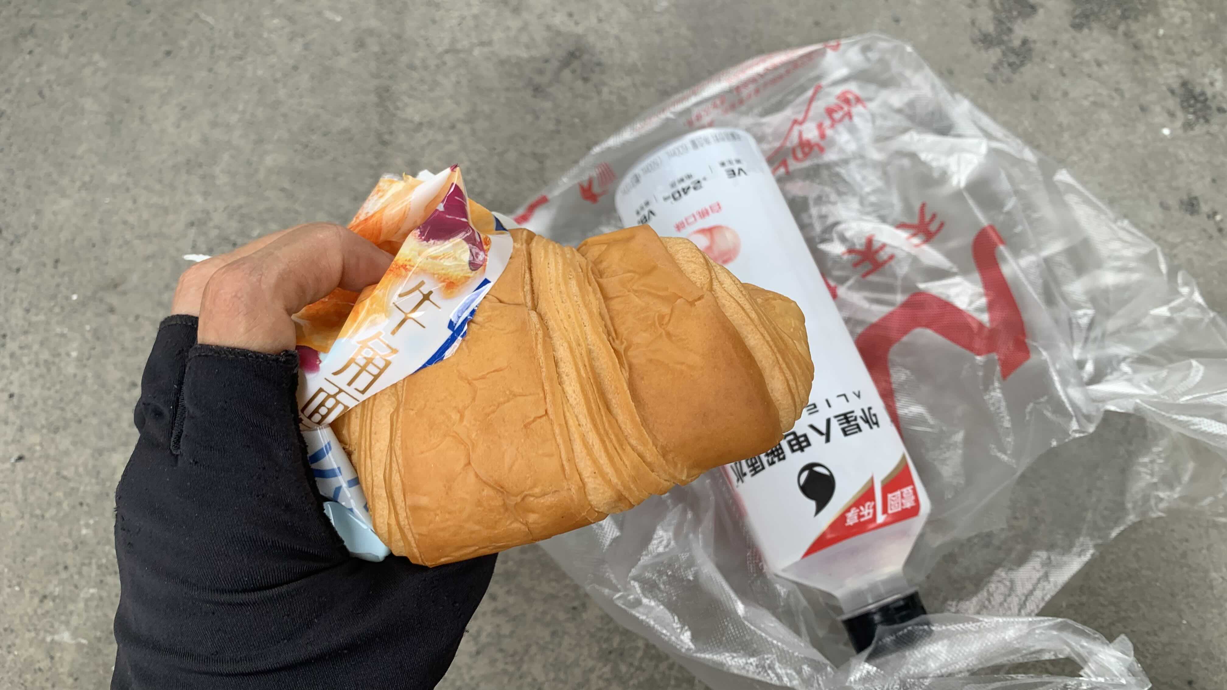 加油站旁的露營地