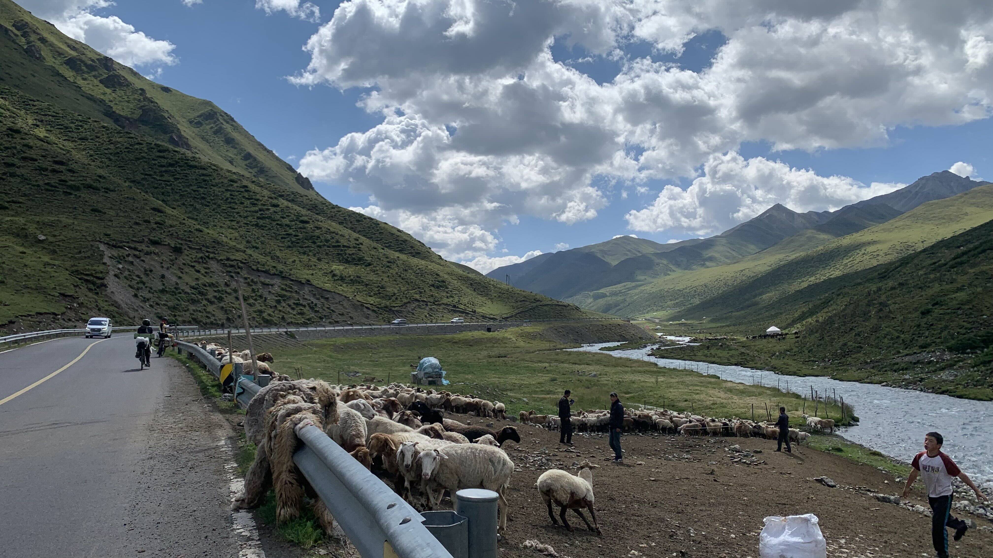 沿著河谷