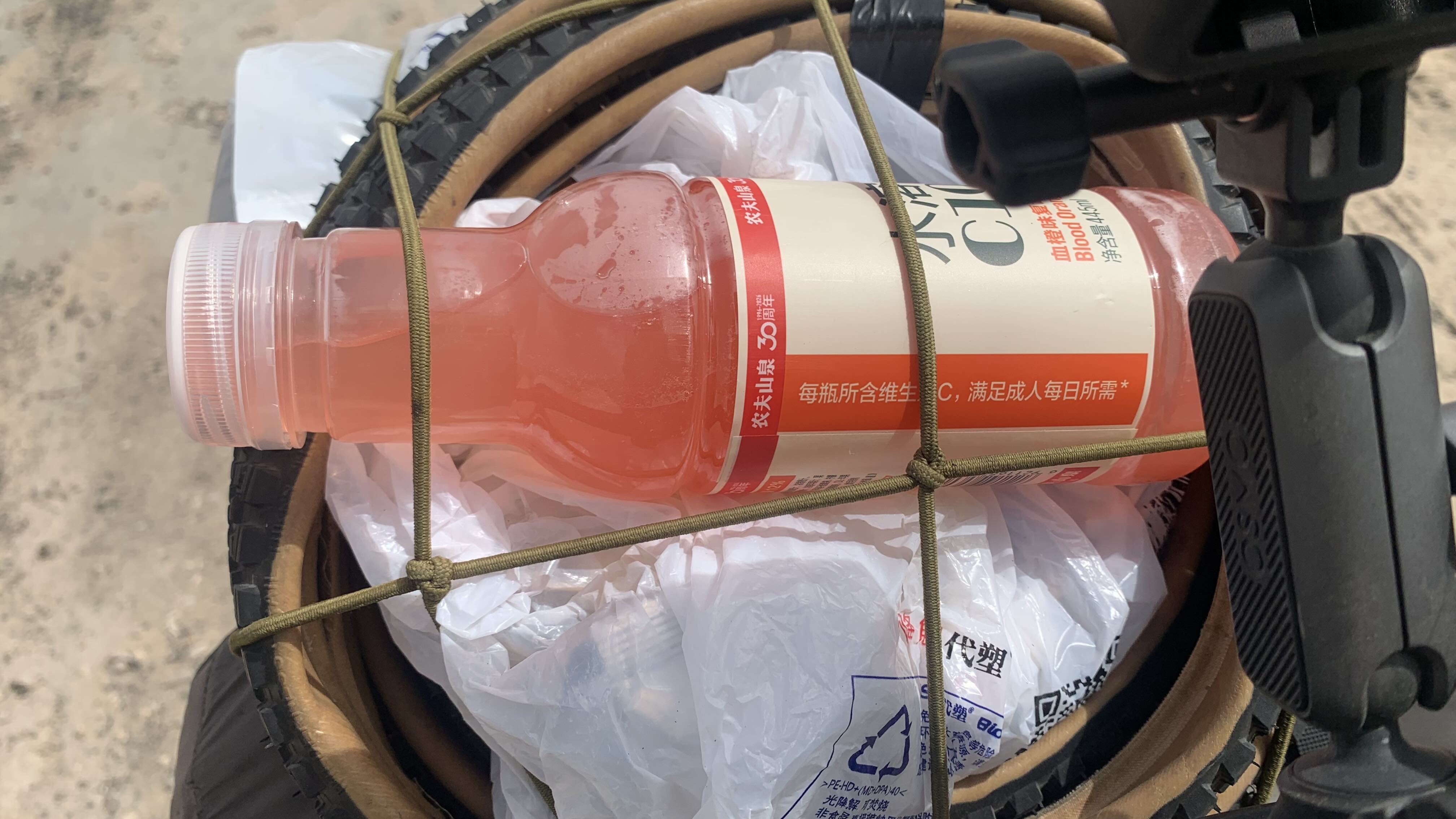 陌生騎士贈飲