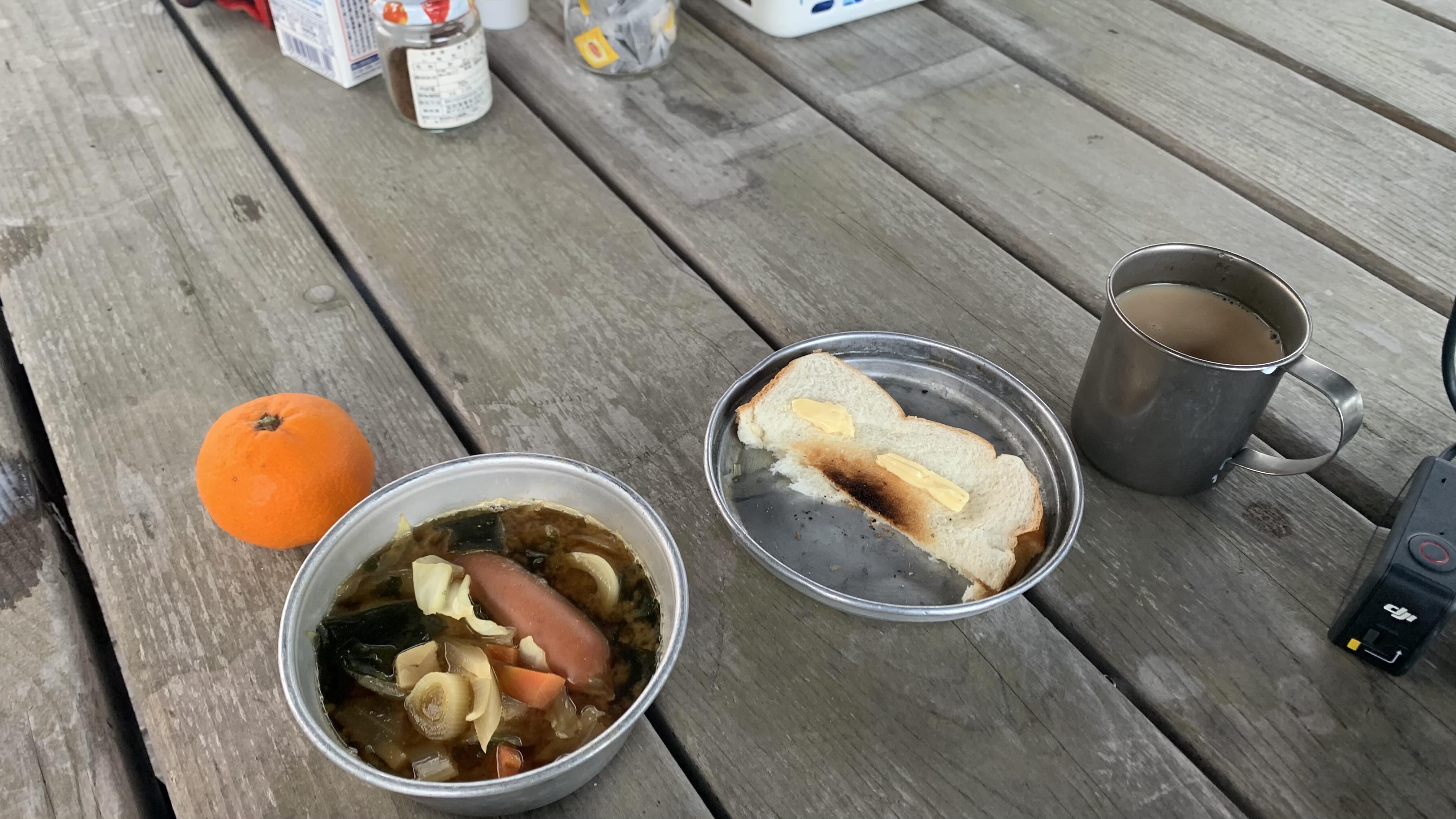 味增湯、奶油吐司、奶茶、咖啡。