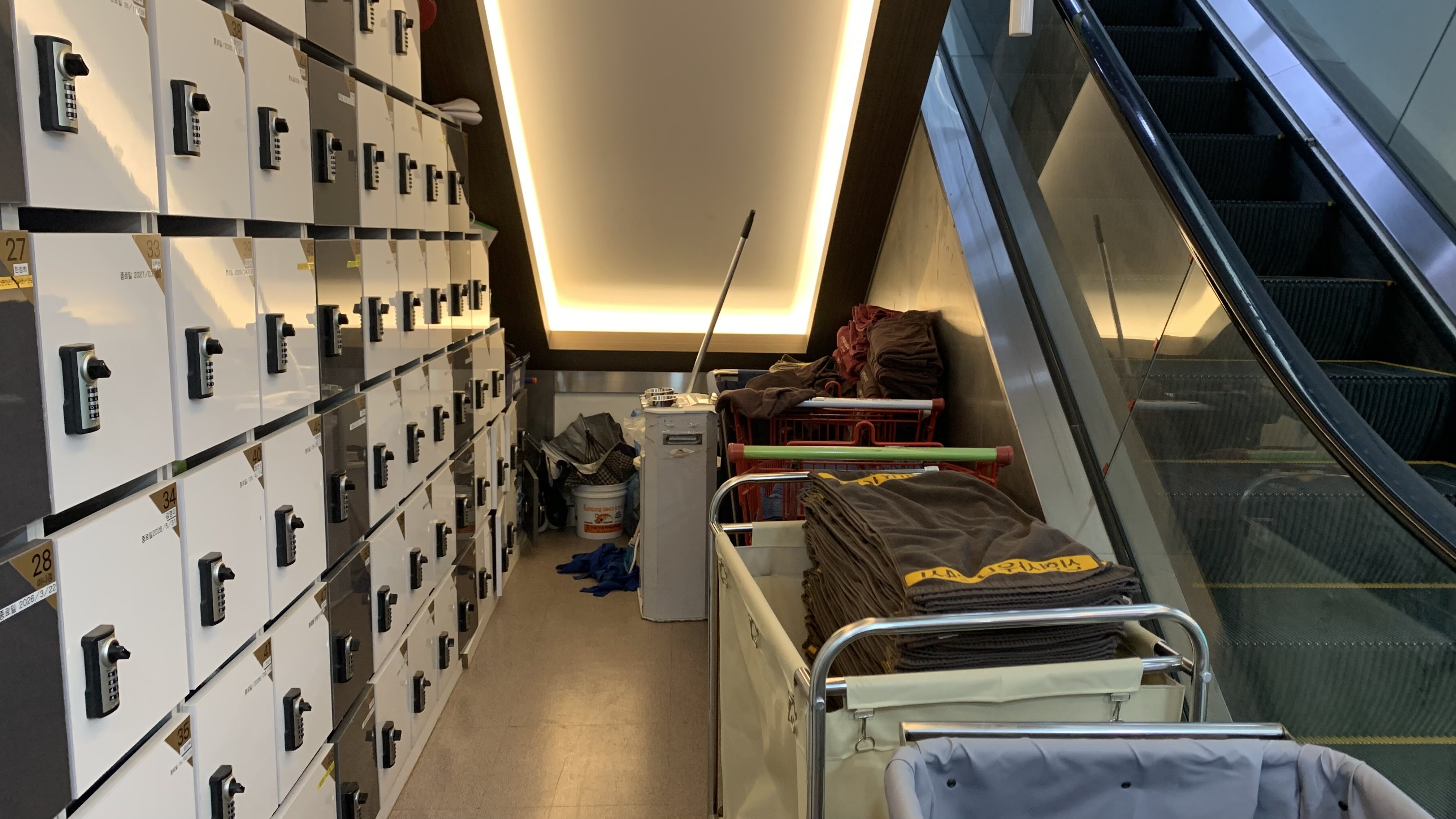 汗蒸幕停車角落