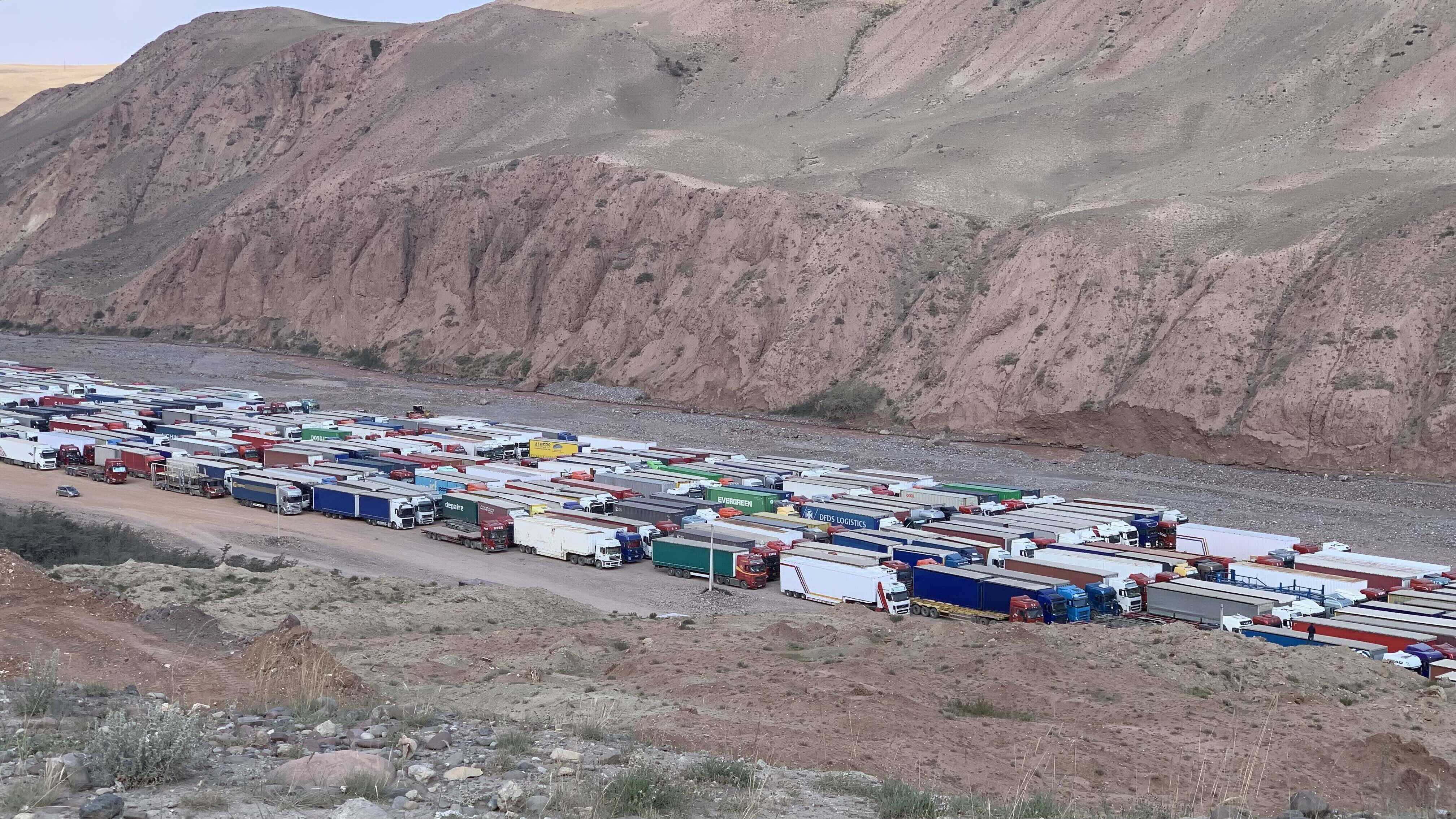 等待過境的貨櫃車