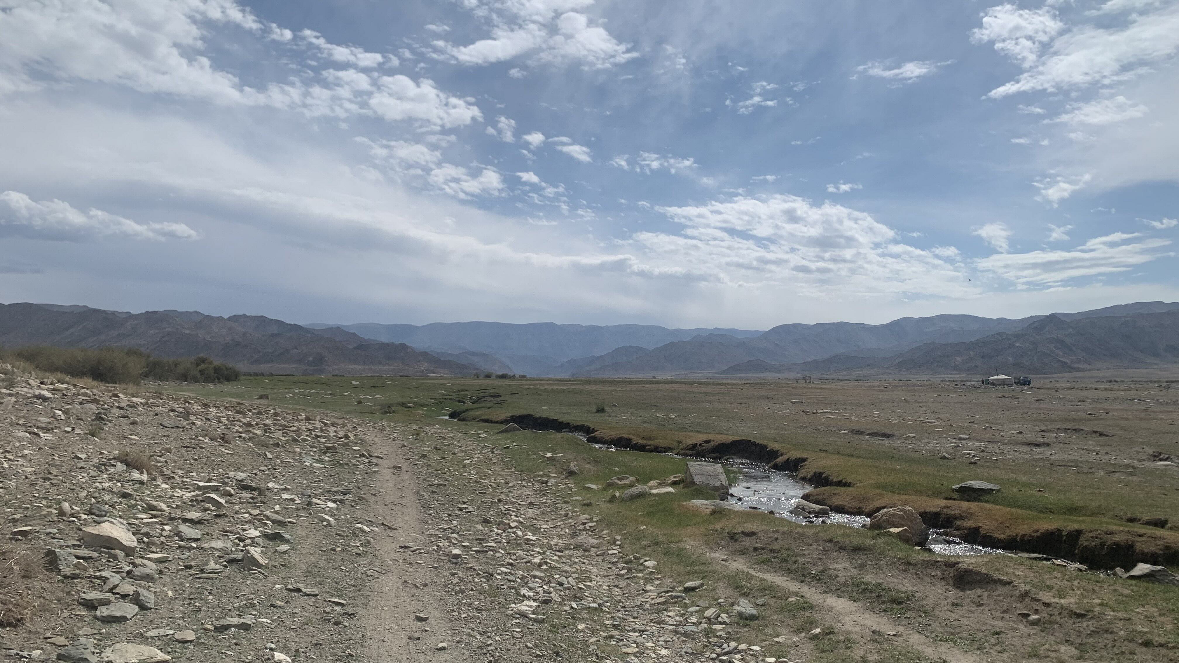 沿著河道走